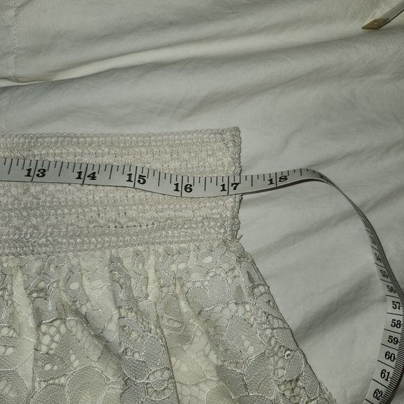 Metrowear high waisted lace skirt in  a cream color, lined in a size XL - Picture 12 of 13